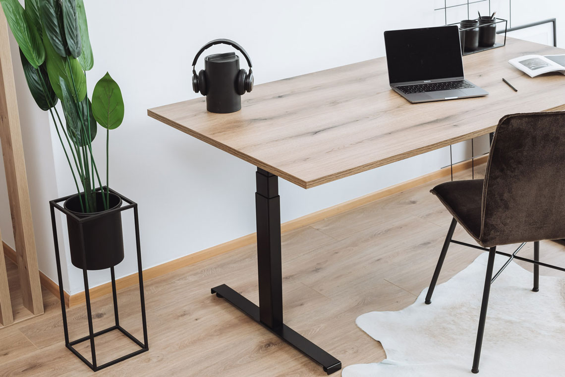 Perfektes Home Office mit einem höhenverstellbaren elektrisch Tisch
